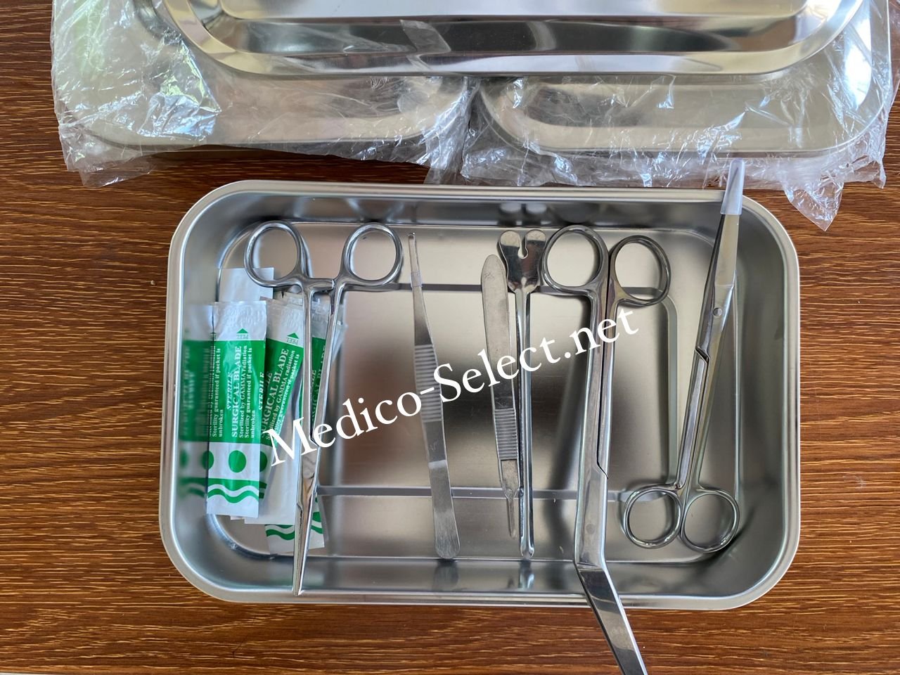 Boîte de petite chirurgie avec 7 pinces en acier inoxydable.