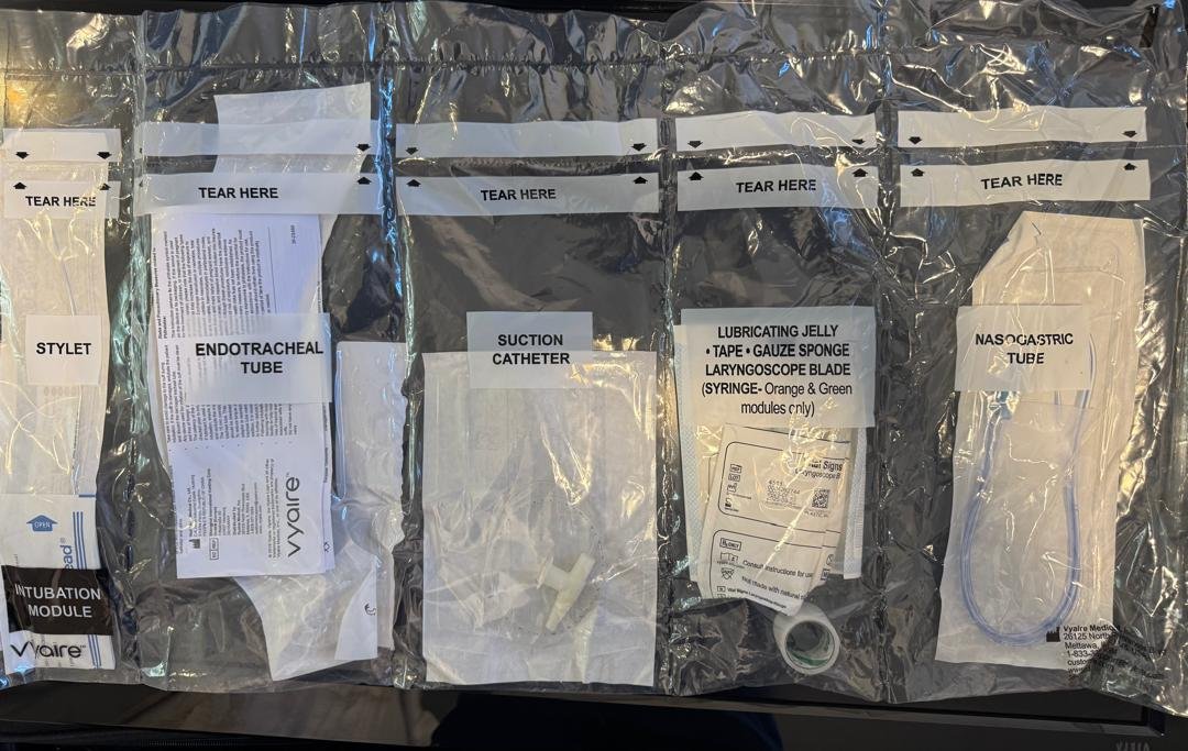 Kit intubation urgence ( stylet, tube endotracheal, cathéter de succion, lubrifiant, seringue, compression, tube nasogastrique)